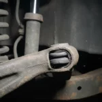 Folga na bucha da balança traseira - Imagem de destaque: Folga na bucha da balança traseira: diagnóstico técnico e impacto no desgaste dos pneus